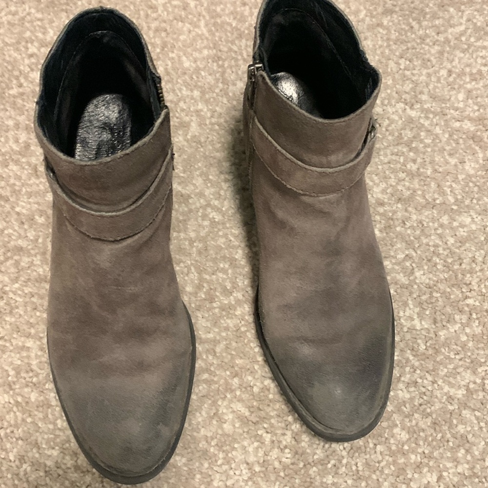 Women’s Born bootie. Size: 7.5M. Color: Gray.